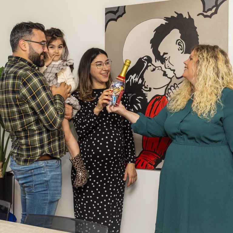 Felicitatie van hypotheekadviseur aan koppel met kind